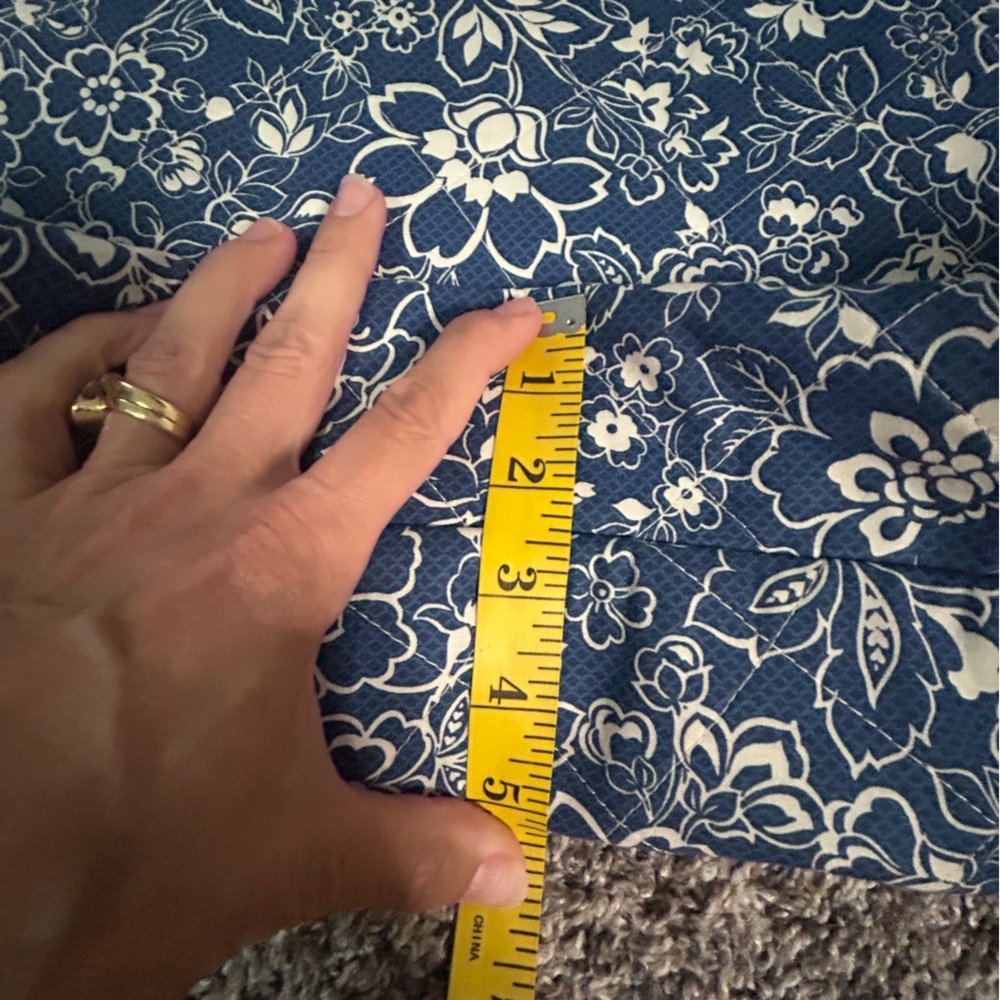 5/$25 Large quilted blue and white floral printed, zippered tote - Picture 9 of 10